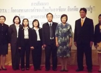 Waritchanan Towongphaiyont (3rd right), an economist with the Commerce Ministry Bureau of Trade, poses for a commemorative photo with other members of her economic committee.