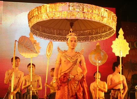 The Udom Bay Chonburi Yukolthum Performing Arts team gives a moving performance of an ancient Loy Krathong celebration, known in the Sukhothai era as “Jomprieng”.