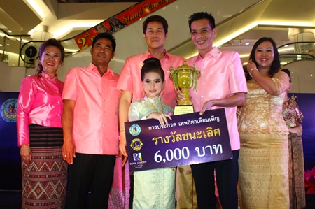 Winner of the Theppabut Thepthida Duanpen (Full Moon Angel, girl) contest Jardina Frank, 9, from Satitudomsuksa School, Pattaya, receives the spoils of victory from Lions Club of Pattaya Taksin President Pacharanon Canachotphokin (2nd right) and Pattaya city council member Banjong Banthunprayukt (3rd right) along with members of the Lions Club at Royal Garden Plaza.