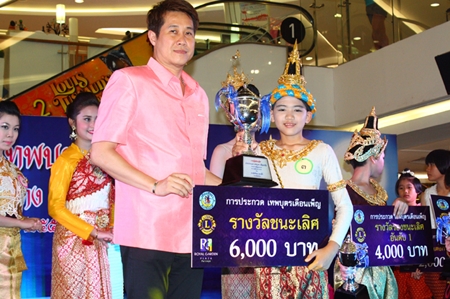Winner of the Theppabut Thepthida Duanpen (Full Moon Angel, boy) contest Jarasrawee Thiemrat, from Chonburi Kindergarten, receives his prizes from Pattaya city council member Banjong Banthunprayukt at Royal Garden Plaza.