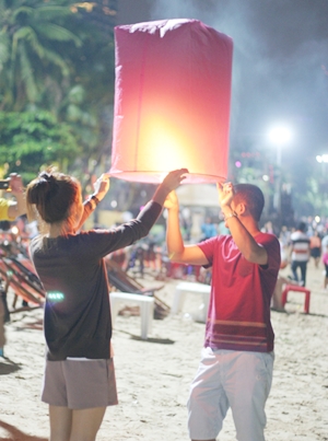 Revelers prepare to release their Khomloy on Pattaya Beach.