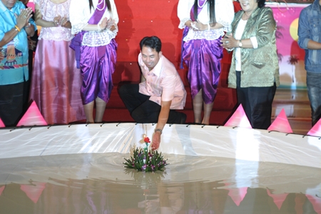 Mayor Itthiphol Kunplome ceremonially floats the first krathong at Bali Hai to officially kick off this year’s Loy Krathong celebrations.