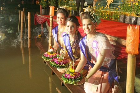 Pattaya Floating Market Nang Noppamas contestants (L to R) 1st runner-up Panthita Khomsamrit, 16, winner Saeleen Luthero, 21, and 2nd runner up Anchalee Wilkatch, 16, prepare to loy their krathongs.