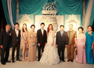Deputy Prime Minister of Thailand and Minister of Tourism and Sports Chumpol Silpa-archa (4th from left) presided over the wedding of Royal Cliff’s Vice-President Vathanai Vathanakul (5th from left) and his beautiful bride Ms. Ummarapas Julkasian (5th from right) at the Royal Cliff Beach Hotel’s Infini Poolside. Pictured here are the groom’s mother Panga Vathanakul, Managing Director of Royal Cliff (2nd from right), father Chan Vathanakul (far left) and brother Vitanart Vathanakul, Executive Director of Royal Cliff (2nd from left). Also in attendance are the bride’s mother Mrs. Uthaiwan Threetanyutakul (far right), Chonburi Governor Khomsan Ekachai (3rd from right) and Chumpol’s wife Mrs. Duangmal Silpa-archa and daughter (3rd and 4th from left).
