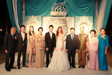 Deputy Prime Minister of Thailand and Minister of Tourism and Sports Chumpol Silpa-archa (4th from left) presided over the wedding of Royal Cliff’s Vice-President Vathanai Vathanakul (5th from left) and his beautiful bride Ms. Ummarapas Julkasian (5th from right) at the Royal Cliff Beach Hotel’s Infini Poolside. Pictured here are the groom’s mother Panga Vathanakul, Managing Director of Royal Cliff (2nd from right), father Chan Vathanakul (far left) and brother Vitanart Vathanakul, Executive Director of Royal Cliff (2nd from left). Also in attendance are the bride’s mother Mrs. Uthaiwan Threetanyutakul (far right), Chonburi Governor Khomsan Ekachai (3rd from right) and Chumpol’s wife Mrs. Duangmal Silpa-archa and daughter (3rd and 4th from left).