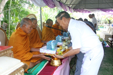 Gen. Kanit presents offerings to chief abbot Phra Khru Visuthipiyakorn.