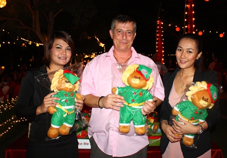 (L to R) Ian Maxwell Atkins poses with Tipawan Papapong and Patcharin Machima, Assistant Manager, Sales, Amari Orchid Pattaya after he bought a holiday outfitted lion doll for charity.