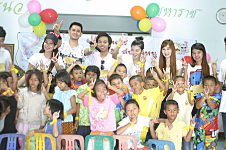 Junior undergraduates majoring in Business Administration from Sripathum College gather for a group photo after their ‘Continue Dreams, Build Love for Children’ project at the Fountain of Life Center Pattaya. 