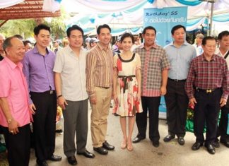 Family and friends gather to wish Mayor Itthiphol Kunplome a happy 39th birthday.