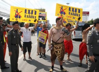 Police to set up checkpoints and “comfort areas” over New Year holiday Police and helpers take to the streets to promote safe driving over the New Year holiday.