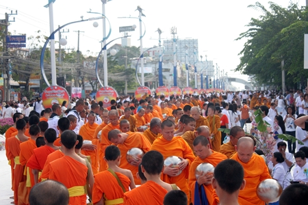 North Pattaya Road from the Samsai intersection to the Dolphin Roundabout is awash with saffron robed monks receiving alms from white clad Buddhists in the annual event to provide relief to 323 embattled Buddhist temples in Thailand’s violence-torn south. 