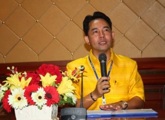 Pattaya officials lead junket to study unity in Issan Mayor Itthiphol Kunplome explains the logistics of a work-study trip to Udon Thani, Nong Khai and Phetchabun.