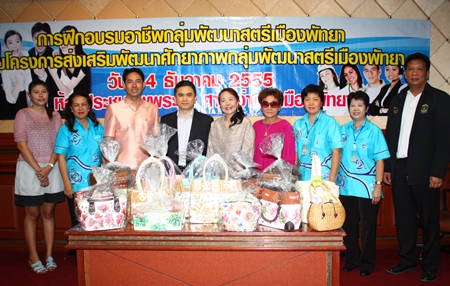 Mayor Itthiphol Kunplome Pattaya poses for a group picture with trainers and Pattaya Women’s Development Group. 
