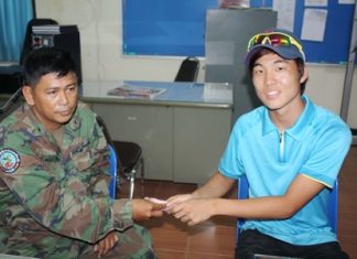 Jung Tae Huohin (right) thanks Chief Petty Officer Somrat Kijdee (left) for returning his wallet.