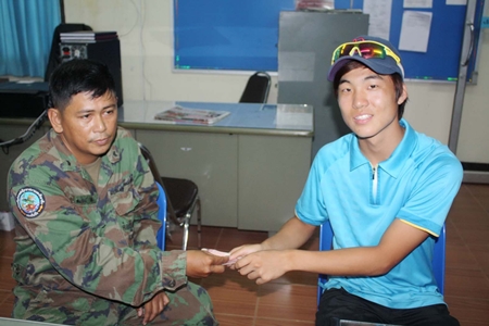 Jung Tae Huohin (right) thanks Chief Petty Officer Somrat Kijdee (left) for returning his wallet. 