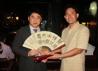 Mayor Itthiphol Kunplome (right) presents Yuan Zhongxue with a key to the city and receives a hand painted fan in return.