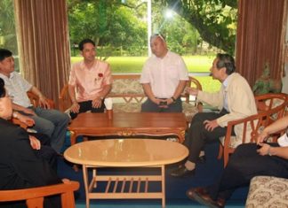 Mayor Itthiphol Kunplome meets with members of a delegation of Chinese businessmen looking to invest in Pattaya in coming years.