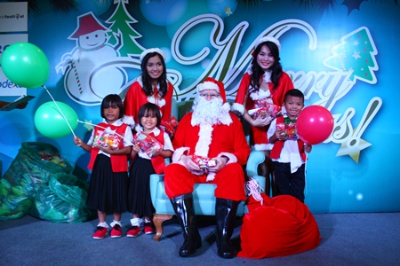Children from Mercy Center Pattaya pose with Santa and his helpers.