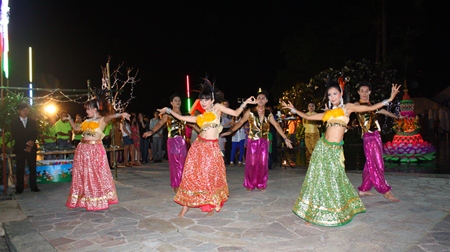 Hotel employees perform a dance from the Sukhothai period, much to the delight of the audience. 