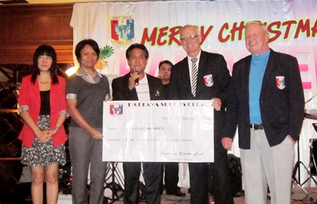 PSC President Tony Oakes (2nd right) and PSC Golf Chairman Joe Mooneyham (far right) present a cheque to the San Fan Project.