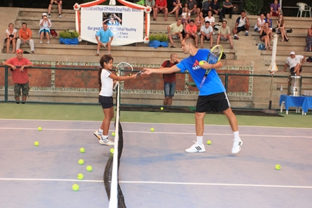 Mikhail Youzhny interacts with a young Fitz Club member giving her valuable tennis tips. 