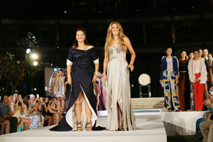 Asia's number one tennis star Li Na (left) and world champion Victoria Azarenka (right) take to the catwalk for a stunning display of Thai design.