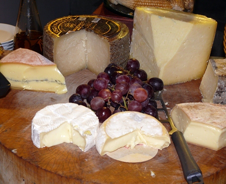 Tapas also feature several continental cheeses - with a correct cheese knife too!