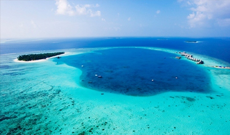 A bird’s eye view shows the South Nilandhe Atoll and the Angsana Velavaru resort.
