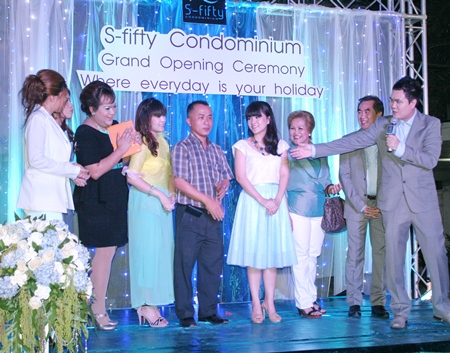 Pongsathast Jiraprasertsuk, executive of S-Fifty Condominium (right) introduces the project’s executive team at the Phase 2 launch party held Dec. 15.