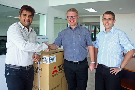 Long-time friend and business partner Nicklas Moberg (2nd left) and corporate administrative officer Niels Stok (right) of the Pinnacle Grand Jomtien Resort dropped by to convey their best wishes to Tony Malhotra and wish the Pattaya Mail Media Group all the success and happiness in our new premises for many years to come.