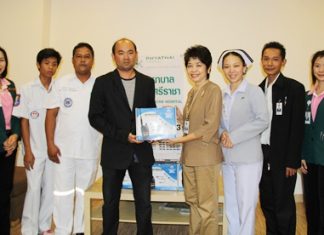 Doctors and staff of the Phyathai Hospital led by Maneenart Pattanakul (4th right) present communication equipment to the Sawang Prateep Thammasathan Foundation for use in their search & rescue missions of unfortunate victims of accidents and natural disasters.