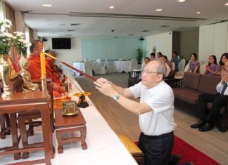 Management and staff pray as Chatchawal Supachayanont, GM of the Dusit Thani Pattaya, lights candles during the religious ceremonies to mark the auspicious occasion of the resort’s 24th anniversary recently.