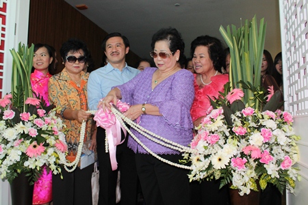 Santana Mekavarakul (2nd right) cuts the ribbon to officially open the Ming Xing Chinese Restaurant at the newly opened Cape Dara Resort Pattaya. She was joined by family members including Surat Mekavarakul (2nd left) MD of Connor Pattaya Co. Ltd., owners of the exclusive resort and Mike’s Hotels and Mall Group.