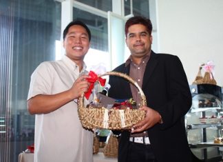 Tony Malhotra, Asst. MD of Pattaya Mail Media Group receives a basketful of Christmas and New Year good wishes from Dhaninrat Klinhom, Marketing Communications Manager for Hilton Pattaya recently.