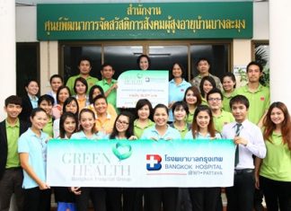 On the occasion of Father’s Day, Neerachorn Sirisamphan (back row 2nd right), Director of International Business Development at Bangkok Hospital Pattaya together with her team visited the Ban Banglamung Social Welfare Development Center for Older Persons where they donated a sum of 36,377 baht. Uthit Bunchouy (back row 2nd left), director of the home, thankfully received the funds and said that the money would be used for the care of the elderly.