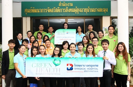 On the occasion of Father’s Day, Neerachorn Sirisamphan (back row 2nd right), Director of International Business Development at Bangkok Hospital Pattaya together with her team visited the Ban Banglamung Social Welfare Development Center for Older Persons where they donated a sum of 36,377 baht. Uthit Bunchouy (back row 2nd left), director of the home, thankfully received the funds and said that the money would be used for the care of the elderly.