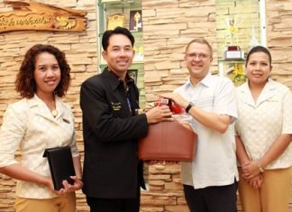 Andre Brulhart(2nd right), GM of the Centara Grand Mirage Beach Resort Pattaya, extends his best wishes for the New Year to Mayor Itthiphol Kunplome at Pattaya City Hall.