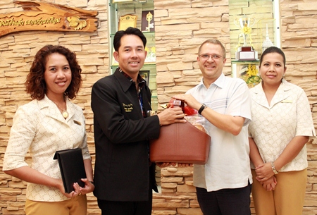 Andre Brulhart(2nd right), GM of the Centara Grand Mirage Beach Resort Pattaya, extends his best wishes for the New Year to Mayor Itthiphol Kunplome at Pattaya City Hall.