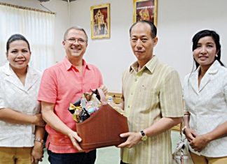 Andre Brulhart (2nd left), GM of the Centara Grand Mirage Beach Resort Pattaya, along with Sukanya Wongdornma (right), Financial Controller and Daranat Nuchaikaew (left), Director of Human Resources called on Komsan Ekachai, Governor of Chonburi province to wish him a Happy New Year.