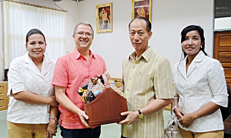 Andre Brulhart (2nd left), GM of the Centara Grand Mirage Beach Resort Pattaya, along with Sukanya Wongdornma (right), Financial Controller and Daranat Nuchaikaew (left), Director of Human Resources called on Komsan Ekachai, Governor of Chonburi province to wish him a Happy New Year.