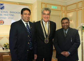 Skål International Bangkok, part of the travel and tourism industry networking organisation which has 19,000 members worldwide, met at the Dusit Thani hotel in Bangkok recently to discuss aviation issues in Thailand. Guest speakers were two Bangkok-based airline industry experts: Sharuka Wickrama-Adittaya (left), GM of Sri Lankan Airlines and Joe Rajadurai (right), GM at Qatar Airways. Pictured centre is Skål International Bangkok President Dale Lawrence who moderated the panel discussion.