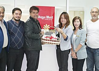 Representatives of the Centara Pattaya Hotel sales & public relations executives Banthita Sunthararak (3rd right) and Napasorn Srikeow (2nd right), paid a courtesy call to the new Pattaya Mail offices to congratulate us on our move and to extend New Year greetings to our staff and management. On hand to receive them were Peter, Prince and Tony Malhotra along with Korn Kitcha-Amon (right).