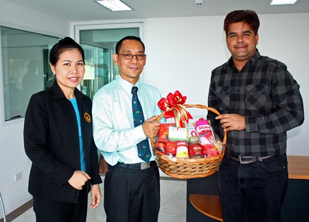 Tony Malhotra (right), director sales & marketing for Pattaya Mail Media Group, welcomes Saming Suebsakul (centre), GM of the Diana Group, along with Nualchan Phuphaisit (left), hotel manager, on their goodwill visit to our offices recently.