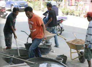 Pattaya workers applaud higher salaries with eye on economic storm clouds Thai workers working hard to build projects in Wong Amat, Naklua: their income depends on the contractors, who pay professional technicians above 300 baht.