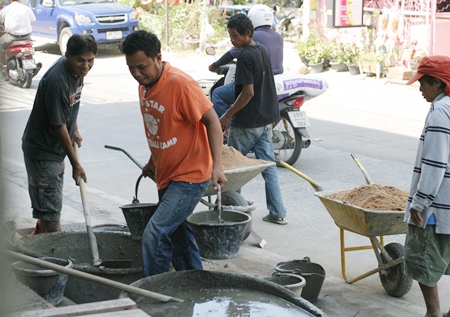 Thai workers working hard to build projects in Wong Amat, Naklua: their income depends on the contractors, who pay professional technicians above 300 baht.