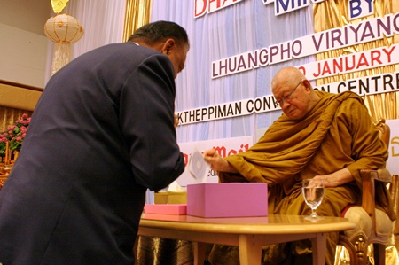 Pratheep Malhotra presents 200 DVDs of Phra Dhammamongkolyarn’s biography which was translated and produced in the English language by the Pattaya Mail Media Group.