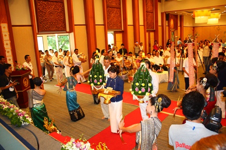 Lanna dancers lead the Tung procession with Sopin Thappajug at its head.