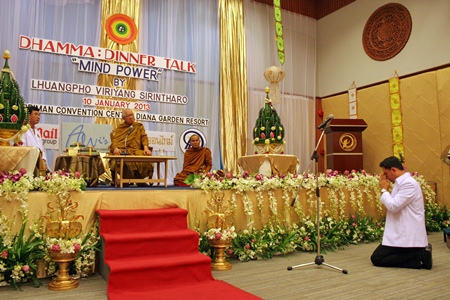 Mayor Itthiphol Kunplome pays respects to Phra Dhammamongkolyarn on behalf of the citizens of Pattaya.