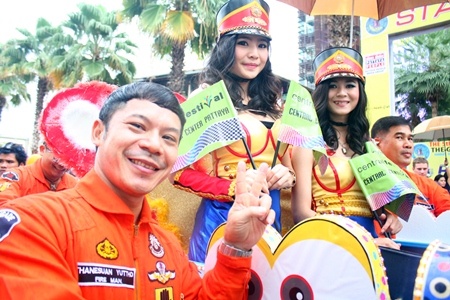Soowai mak - the Central Festival Pattaya Beach team smiles during the opening parade.