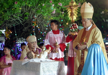 Bishop Emeritus Lawrence Thienchai Samanjit celebrates mass at St. Nicholas Church.